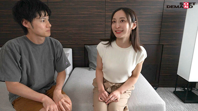 都会の喧騒に紛れてもひときわ目立つ長崎生まれの清楚な奥さん 足立友梨 32歳 AV DEBUT