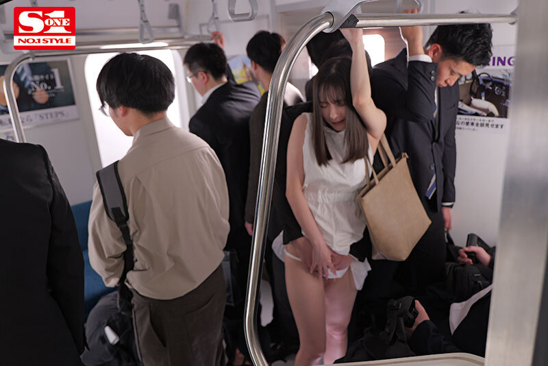 「やめて」が言えない女子大生は初めてサレた感触が忘れられずまさかの電車痴●の虜に… 村上悠華